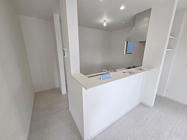 カウンターキッチンならではの開放的な見通し、全体が見渡せることでご家族の団欒スペースもより明るく笑顔が溢れる空間となります。