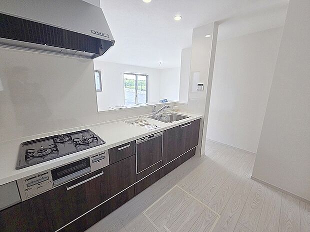 お料理をしながらリビングの家族やゲストとの会話が楽しめるカウンタータイプのキッチン。毎日のお料理を楽しく快適に。