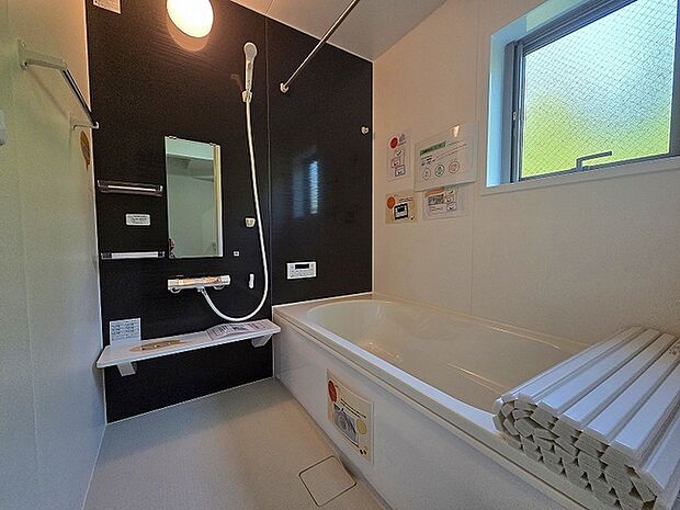 一日の疲れを癒してくれるゆったりとしたバスルームです。