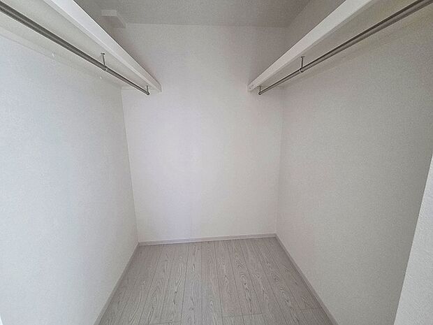 収納スペースがたっぷりと確保されたこの物件では、生活をより快適に送ることができます。