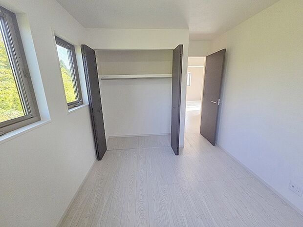 スタイリッシュなデザインと快適な居住性を兼ね備えた洋室。広々とした空間は、自分らしいインテリアを楽しむことができるほか、リラックスした時間を過ごすことができそうです。 