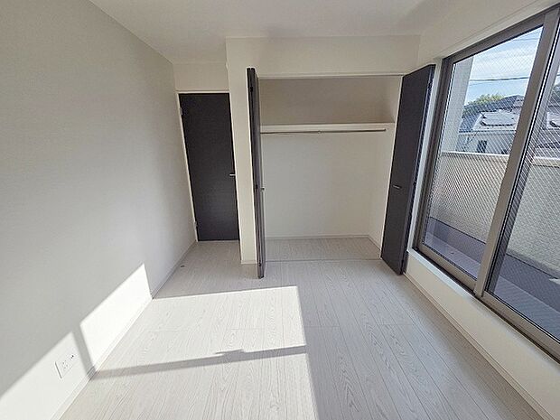 豊富な収納スペースもこの物件の特長の一つ。各所に収納が完備されており、生活をスッキリと整えることができます。