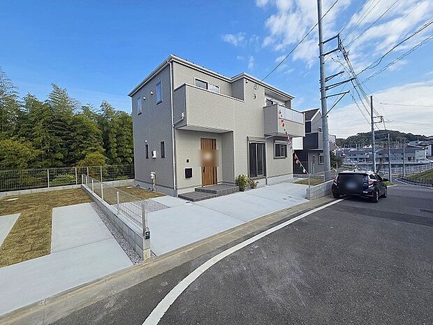 周辺の街並みの中で適度な主張、生活に溶け込むシンプルなデザインの外観が魅力の一戸建です。