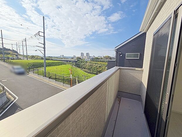 季節の変化や天気の良い日には、バルコニーでの時間が心地よく、気分をリフレッシュさせることができます。