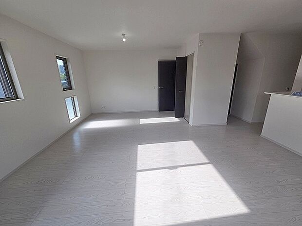 実際に室内をご見学頂くと生活のイメージが広がると思います。家具を置いたイメージや窓からの景色など。周辺で販売に出している物件も一緒にまとめてご見学頂き、比較する事もできます。