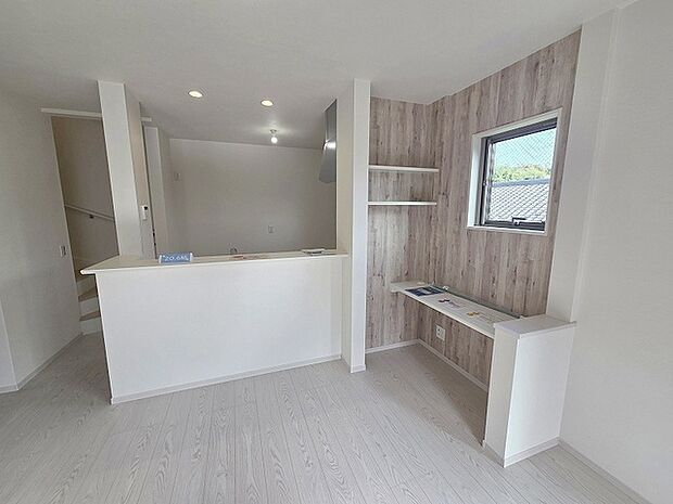 家族が食事するダイニングスペースをキッチンから見渡せる設計に。お料理をしながら家族とのコミュニケーションが増えそうな予感。 