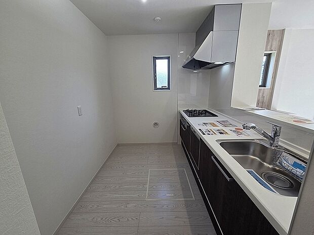 キッチンコンロスペースの近くには、空気の入れ替えが可能な開口部を設置！！ お料理をする際には、換気扇を回しながら匂いが籠らない様に開放してお料理もお楽しみ頂けます。 