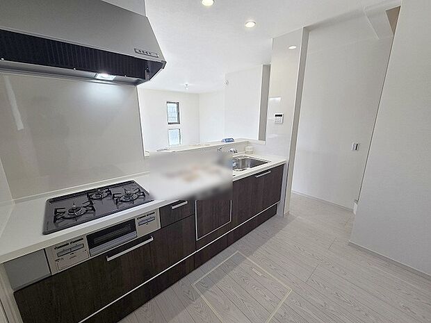 お料理をしながらリビングの家族やゲストとの会話が楽しめるカウンタータイプのキッチン。毎日のお料理を楽しく快適に。