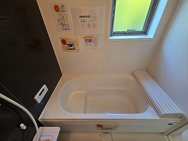 浴室乾燥機の他にも開口部のある浴室スペース。 お風呂上がりの湿気も、窓を開けておくことで改善可能。 お湯につかりながら、ちょっとした露天気分？ 