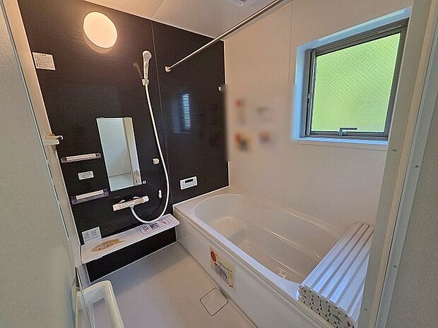 一日の疲れを癒してくれるゆったりとしたバスルームです。 