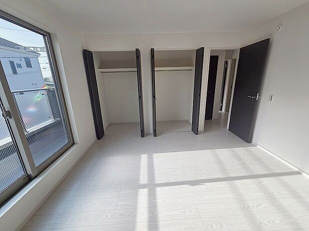 スタイリッシュなデザインと快適な居住性を兼ね備えた洋室。広々とした空間は、自分らしいインテリアを楽しむことができるほか、リラックスした時間を過ごすことができそうです。