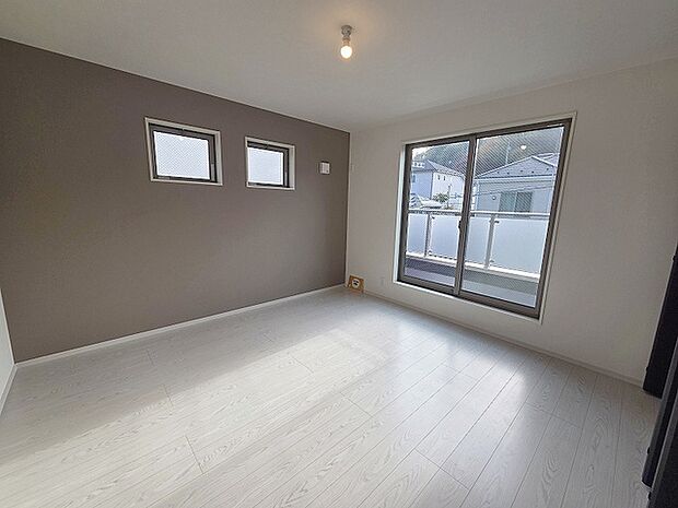 スタイリッシュなデザインと快適な居住性を兼ね備えた洋室。広々とした空間は、自分らしいインテリアを楽しむことができるほか、リラックスした時間を過ごすことができそうです。 