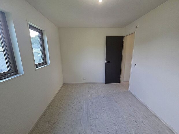 洋室はモダンなデザインと機能性を備え、快適な生活空間に。明るい窓から差し込む自然光が広々とした空間をさらに明るく開放的に感じさせます。