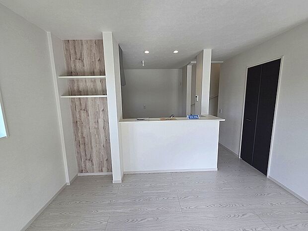 家族が食事するダイニングスペースをキッチンから見渡せる設計に。お料理をしながら家族とのコミュニケーションが増えそうな予感。 