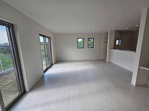 実際に室内をご見学頂くと生活のイメージが広がると思います。家具を置いたイメージや窓からの景色など。周辺で販売に出している物件も一緒にまとめてご見学頂き、比較する事もできます。