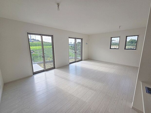 家族みんなが集まるリビング。広さを重視した家族全員が集まれるリビングは、住む上で大事な空間になります。 