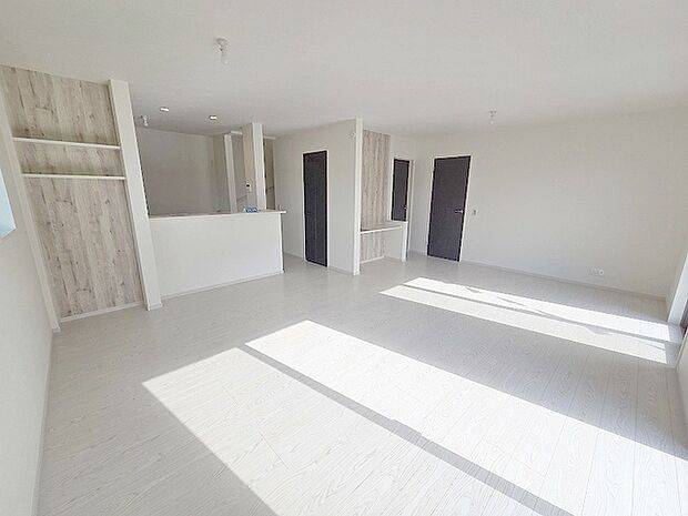 家族の集まるリビングは気持ちの良い自然光が差し込む団欒空間。室内のご見学予約も随時、受付中ですのでお気軽にお問合せください。 