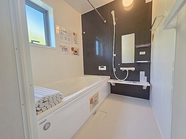 浴室乾燥機の他にも開口部のある浴室スペース。 お風呂上がりの湿気も、窓を開けておくことで改善可能。 お湯につかりながら、ちょっとした露天気分？ 