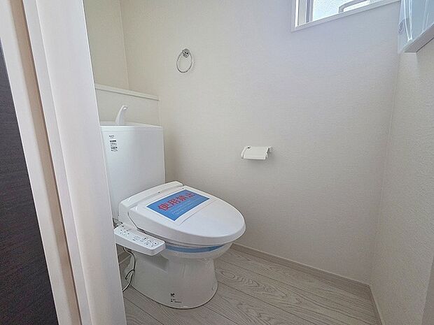 トイレにはウォシュレット機能を標準装備。 