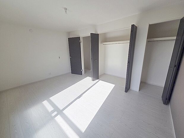 豊富な収納スペースもこの物件の特長の一つ。各所に収納が完備されており、生活をスッキリと整えることができます。 