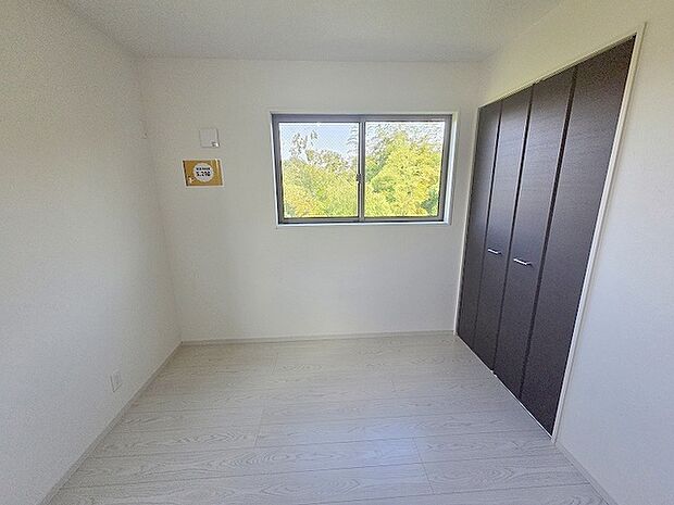 洋室はモダンなデザインと機能性を備え、快適な生活空間に。明るい窓から差し込む自然光が広々とした空間をさらに明るく開放的に感じさせます。  