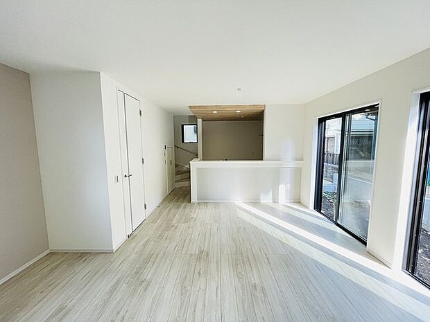 家族が食事するダイニングスペースをキッチンから見渡せる設計に。お料理をしながら家族とのコミュニケーションが増えそうな予感。