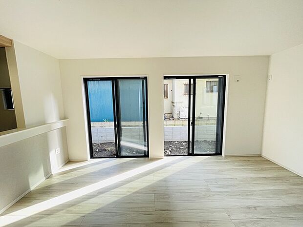 家族の集まるリビングは気持ちの良い自然光が差し込む団欒空間。室内のご見学予約も随時、受付中ですのでお気軽にお問合せください。 