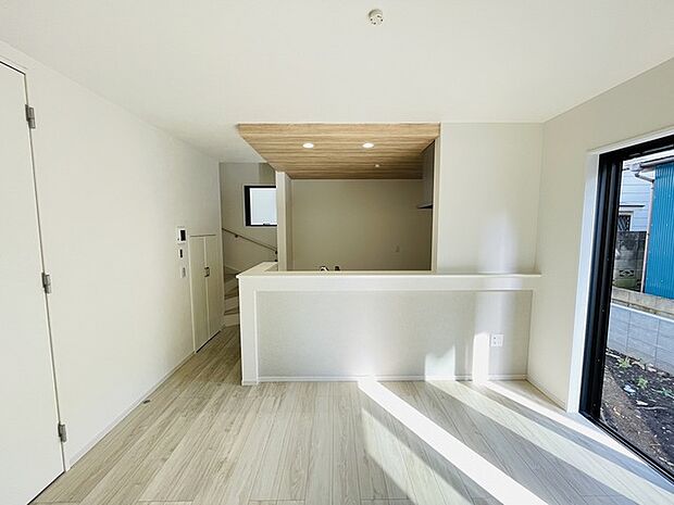 カウンターキッチンならではの開放的な見通し、全体が見渡せることでご家族の団欒スペースもより明るく笑顔が溢れる空間となります。 