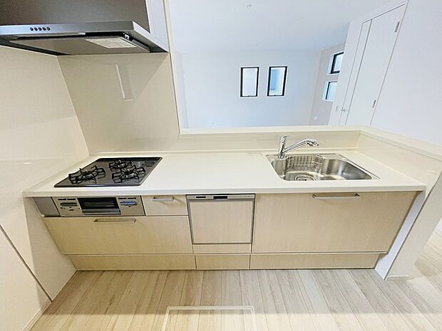 お料理をしながらリビングの家族やゲストとの会話が楽しめるカウンタータイプのキッチン。毎日のお料理を楽しく快適に。