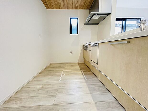 キッチンコンロスペースの近くには、空気の入れ替えが可能な開口部を設置！！ お料理をする際には、換気扇を回しながら匂いが籠らない様に開放してお料理もお楽しみ頂けます。 