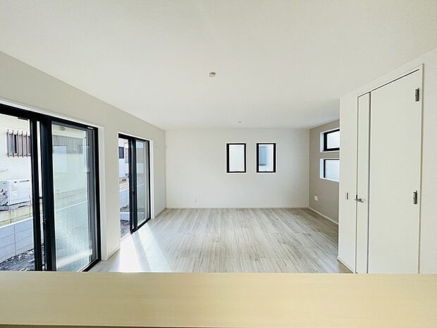 カウンターキッチンは、キッチン側とリビング側に分かれてお店間隔でのお食事も可能!! お休みの日には、いろいろな楽しみ方を家族みんなでお楽しみください