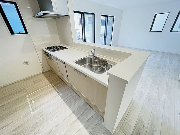 お料理をしながらリビングの家族やゲストとの会話が楽しめるカウンタータイプのキッチン。毎日のお料理を楽しく快適に。 