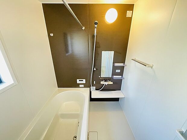 一日の疲れを癒してくれるゆったりとしたバスルームです。 