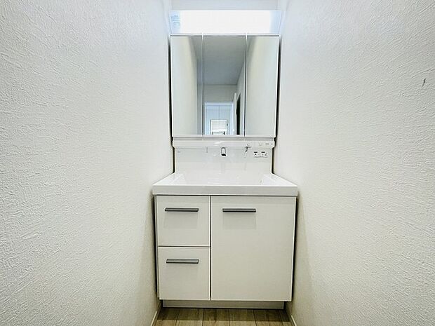 三面鏡に洗面台。 コンセントに照明機能、多機能性を備えた設備です。  