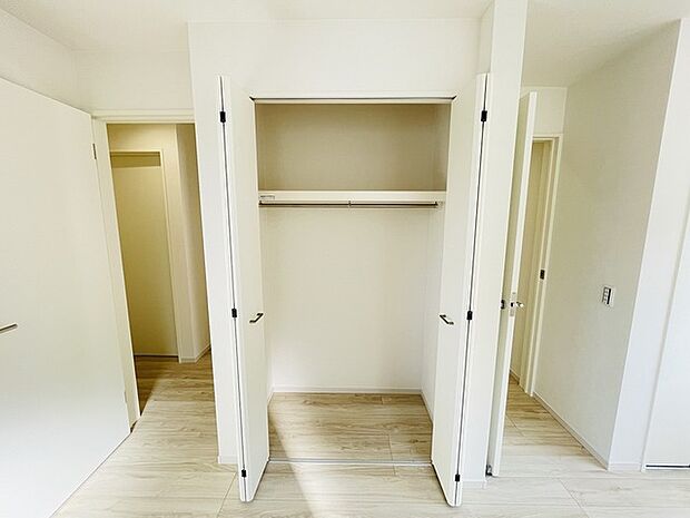 豊富な収納スペースもこの物件の特長の一つ。各所に収納が完備されており、生活をスッキリと整えることができます。 