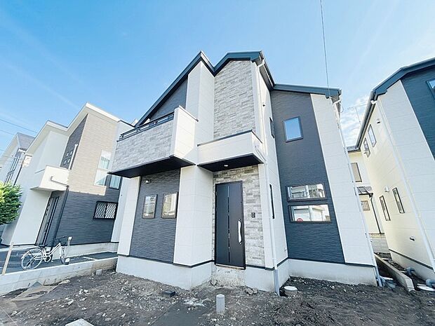 周辺の街並みの中で適度な主張、生活に溶け込むシンプルなデザインの外観が魅力の一戸建です。