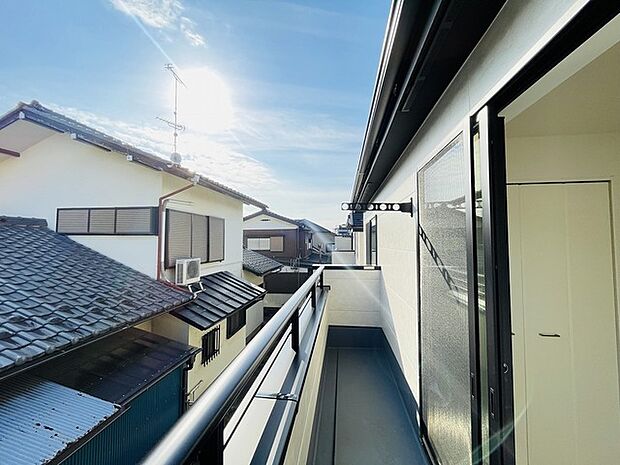 季節の変化や天気の良い日には、バルコニーでの時間が心地よく、気分をリフレッシュさせることができます。 