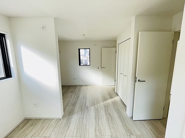 スタイリッシュなデザインと快適な居住性を兼ね備えた洋室。広々とした空間は、自分らしいインテリアを楽しむことができるほか、リラックスした時間を過ごすことができそうです。