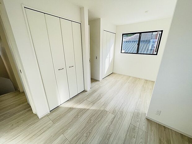 洋室はモダンなデザインと機能性を備え、快適な生活空間に。明るい窓から差し込む自然光が広々とした空間をさらに明るく開放的に感じさせます。