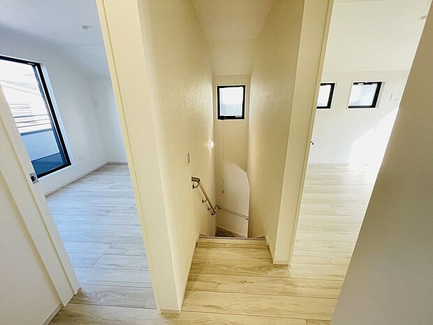 実際に室内をご見学頂くと生活のイメージが広がると思います。家具を置いたイメージや窓からの景色など。周辺で販売に出している物件も一緒にまとめてご見学頂き、比較する事もできます。