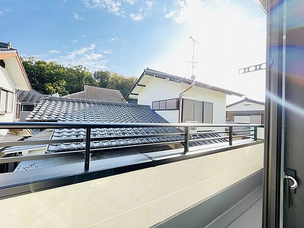 窓からの眺望です。実際に現地で眺望もご確認ください。