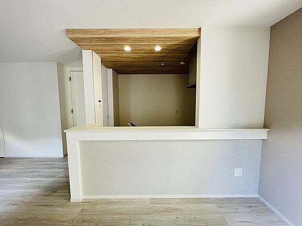 家族が食事するダイニングスペースをキッチンから見渡せる設計に。お料理をしながら家族とのコミュニケーションが増えそうな予感。 