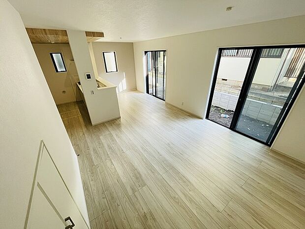 家族の集まるリビングは気持ちの良い自然光が差し込む団欒空間。室内のご見学予約も随時、受付中ですのでお気軽にお問合せください。 