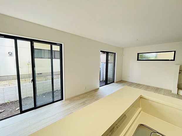 家族が一番集まる場所だから広々としつつも素敵な空間であって欲しい。みんながくつろぐリビングからキッチンまでが一つの空間のように繋がる間取り。 