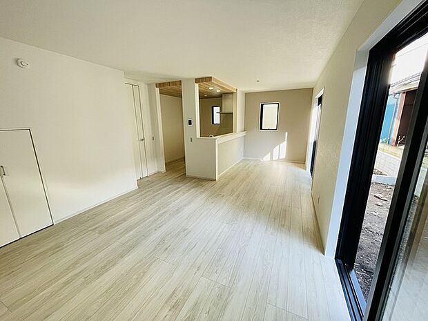 実際に室内をご見学頂くと生活のイメージが広がると思います。家具を置いたイメージや窓からの景色など。周辺で販売に出している物件も一緒にまとめてご見学頂き、比較する事もできます。