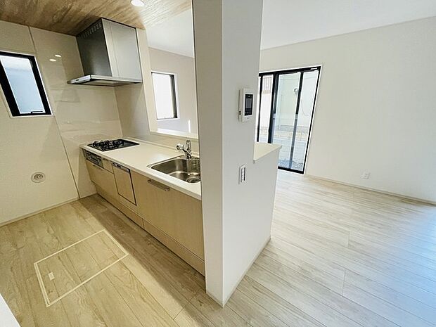 カウンターキッチンならではの開放的な見通し、全体が見渡せることでご家族の団欒スペースもより明るく笑顔が溢れる空間となります。 