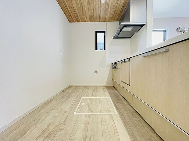 キッチンコンロスペースの近くには、空気の入れ替えが可能な開口部を設置!! お料理をする際には、換気扇を回しながら匂いが籠らない様に開放してお料理もお楽しみ頂けます。