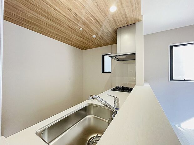 お料理をしながらリビングの家族やゲストとの会話が楽しめるカウンタータイプのキッチン。毎日のお料理を楽しく快適に。 