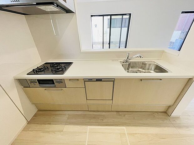 お料理をしながらリビングの家族やゲストとの会話が楽しめるカウンタータイプのキッチン。毎日のお料理を楽しく快適に。