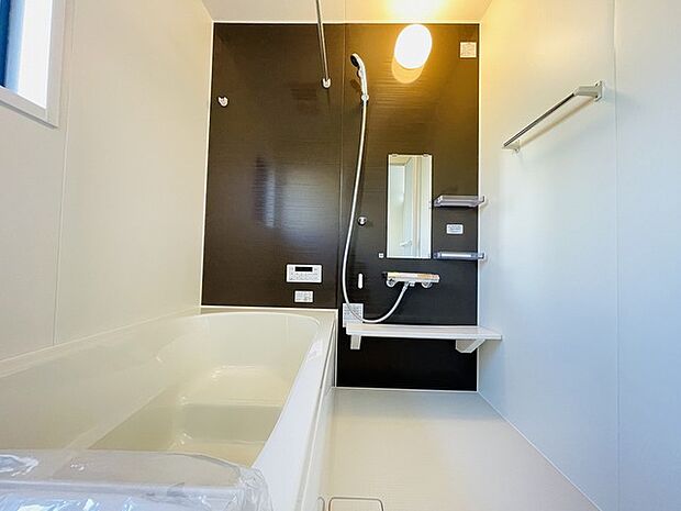 一日の疲れを癒してくれるゆったりとしたバスルームです。 